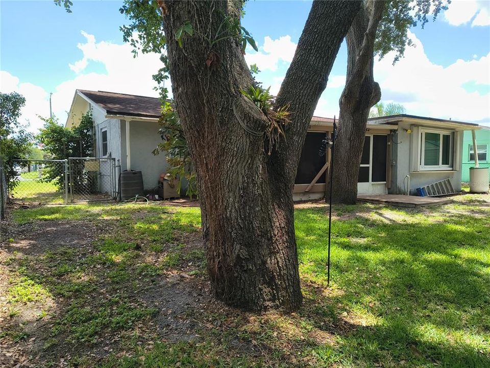 For Sale: $245,000 (2 beds, 2 baths, 1066 Square Feet)