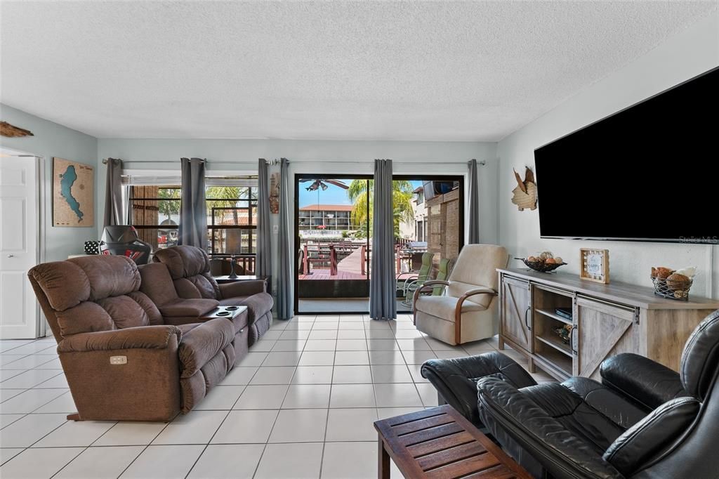 For Rent: $1,900 (1 beds, 1 baths, 755 Square Feet)