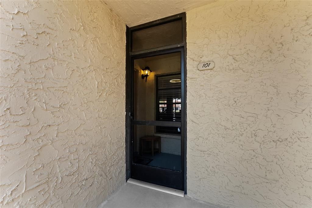 For Rent: $1,900 (1 beds, 1 baths, 755 Square Feet)