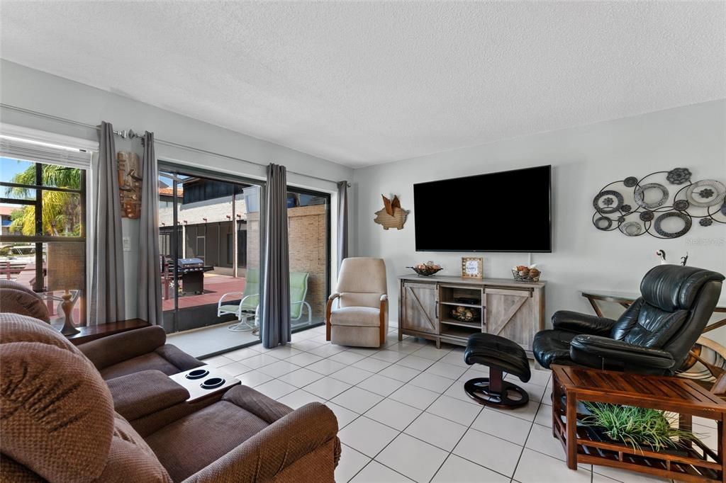 For Rent: $1,900 (1 beds, 1 baths, 755 Square Feet)