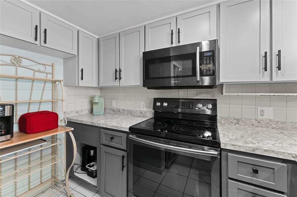 For Rent: $1,900 (1 beds, 1 baths, 755 Square Feet)