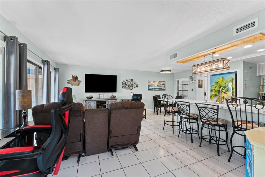 For Rent: $1,900 (1 beds, 1 baths, 755 Square Feet)