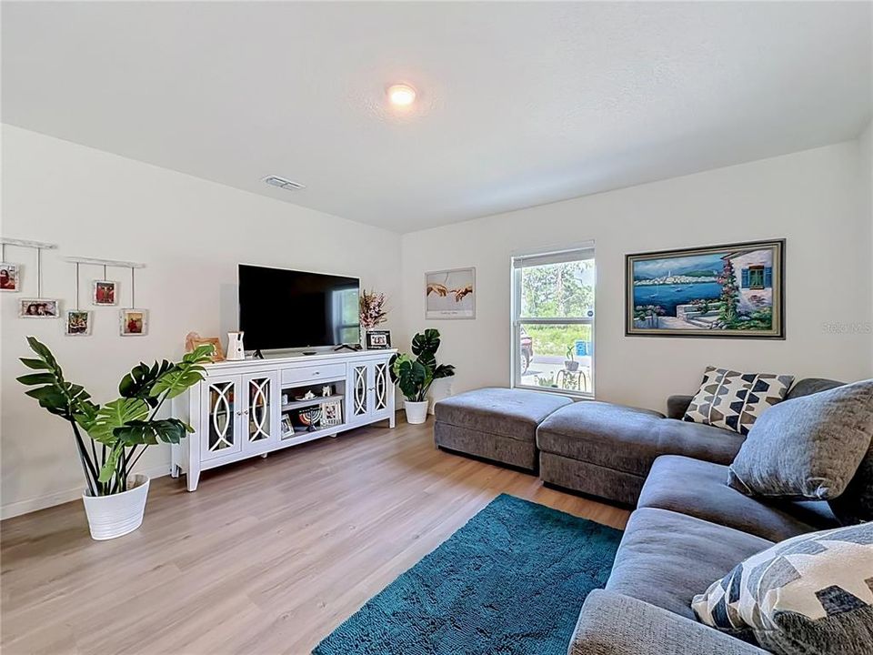 For Sale: $279,900 (3 beds, 2 baths, 1239 Square Feet)