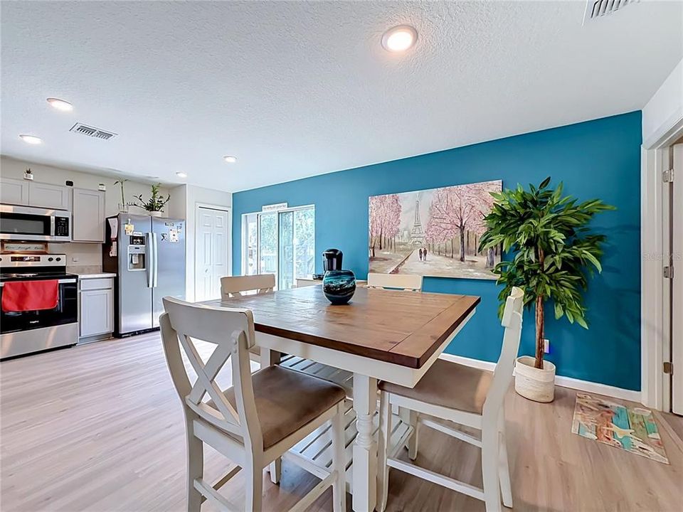 For Sale: $279,900 (3 beds, 2 baths, 1239 Square Feet)
