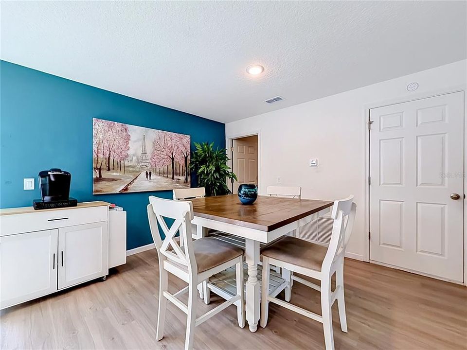 For Sale: $279,900 (3 beds, 2 baths, 1239 Square Feet)
