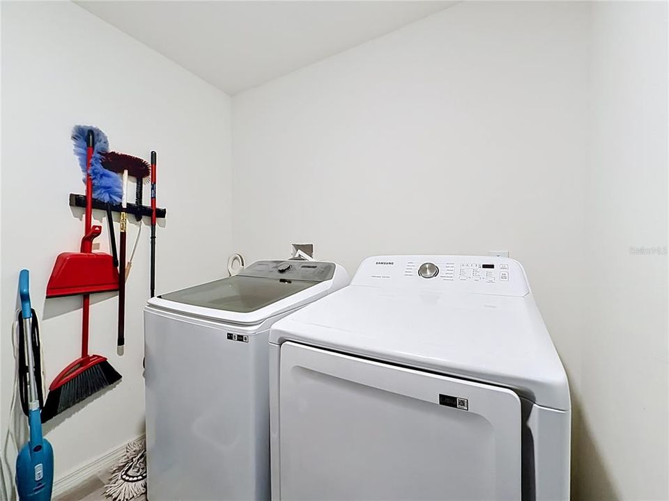 For Sale: $279,900 (3 beds, 2 baths, 1239 Square Feet)