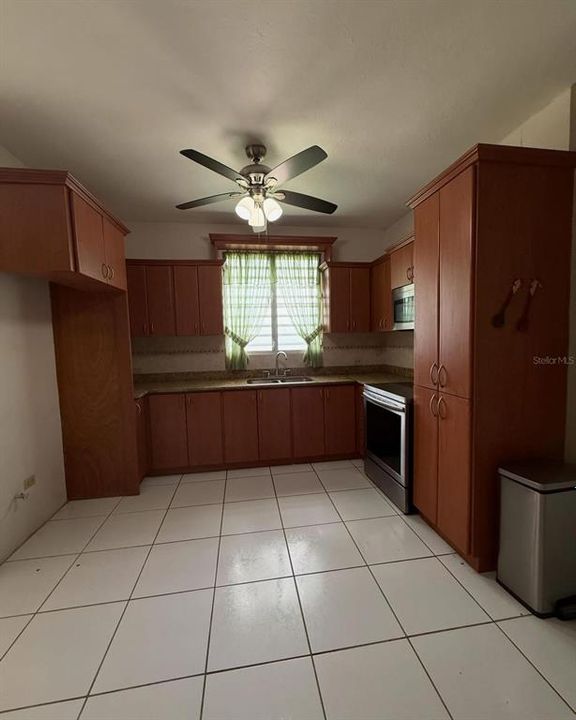 Active With Contract: $200,000 (3 beds, 2 baths, 1053 Square Feet)
