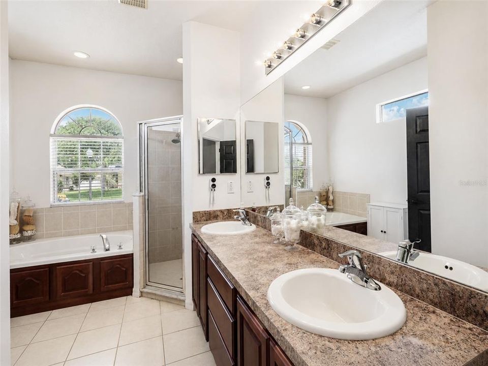 Activo con contrato: $425,000 (4 camas, 3 baños, 2268 Pies cuadrados)