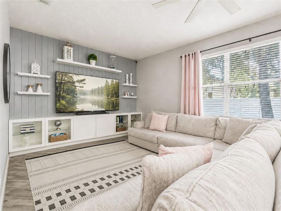 Activo con contrato: $425,000 (4 camas, 3 baños, 2268 Pies cuadrados)