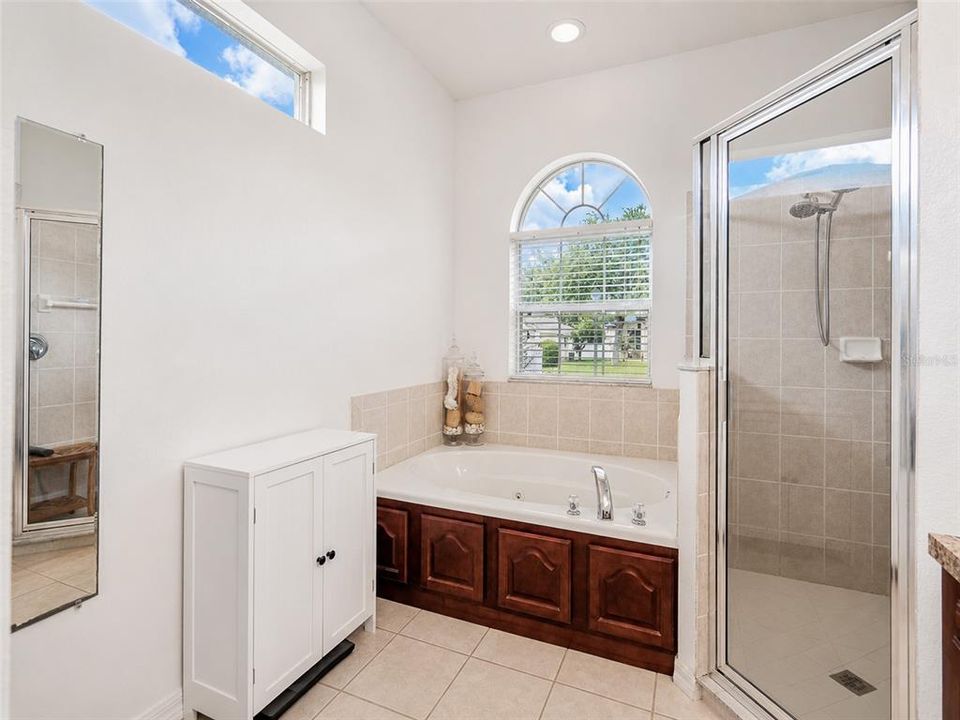 Activo con contrato: $425,000 (4 camas, 3 baños, 2268 Pies cuadrados)