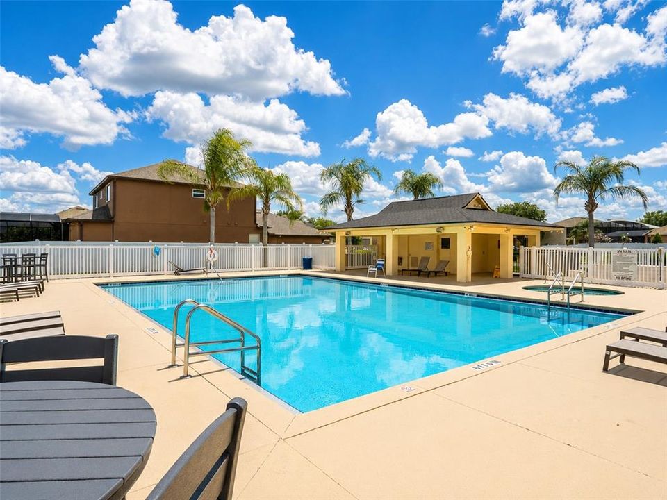 Activo con contrato: $425,000 (4 camas, 3 baños, 2268 Pies cuadrados)
