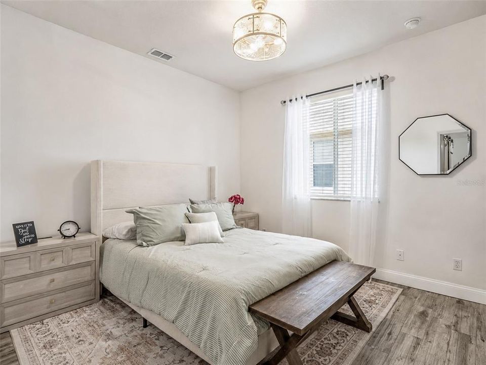 Activo con contrato: $425,000 (4 camas, 3 baños, 2268 Pies cuadrados)