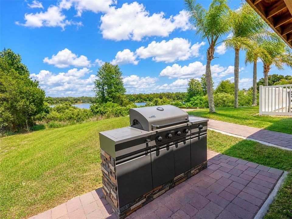 Activo con contrato: $425,000 (4 camas, 3 baños, 2268 Pies cuadrados)