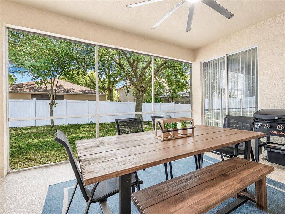 Activo con contrato: $425,000 (4 camas, 3 baños, 2268 Pies cuadrados)