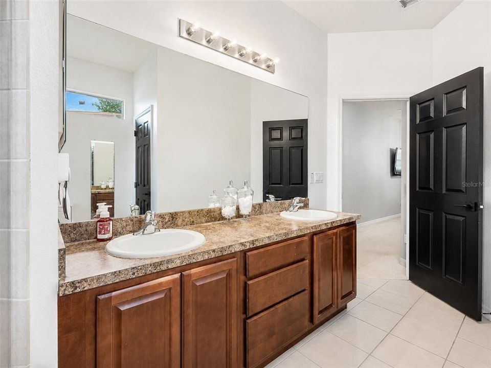 Activo con contrato: $425,000 (4 camas, 3 baños, 2268 Pies cuadrados)
