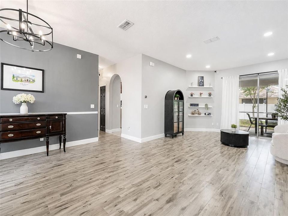 Activo con contrato: $425,000 (4 camas, 3 baños, 2268 Pies cuadrados)