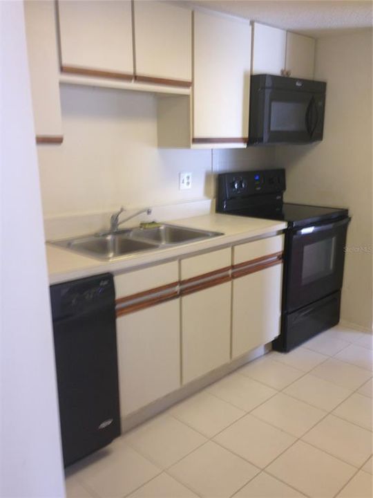 For Rent: $1,600 (2 beds, 2 baths, 915 Square Feet)