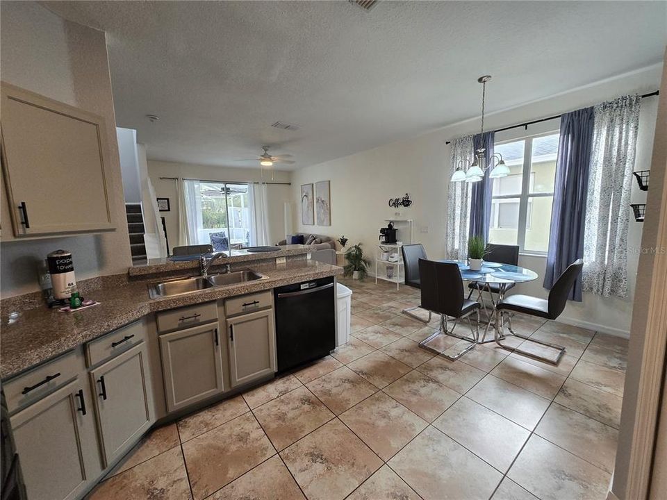 В аренду: $2,900 (5 спален, 3 ванн, 2381 Квадратных фут)