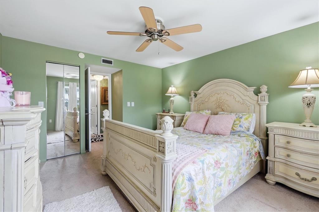 For Sale: $154,000 (1 beds, 1 baths, 714 Square Feet)