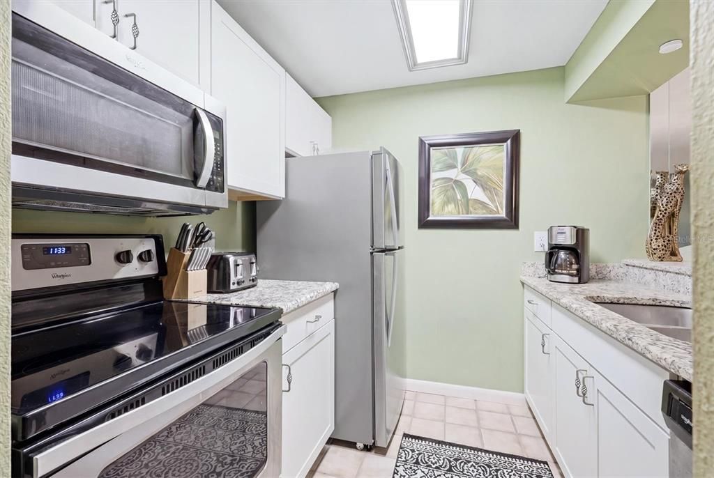 For Sale: $154,000 (1 beds, 1 baths, 714 Square Feet)