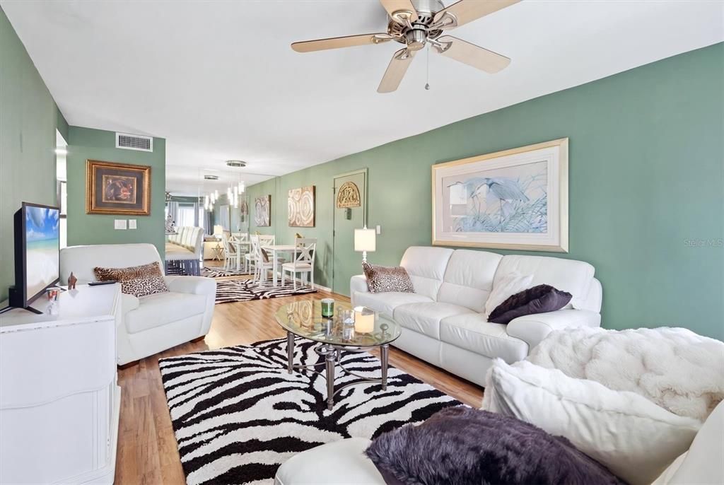 For Sale: $154,000 (1 beds, 1 baths, 714 Square Feet)