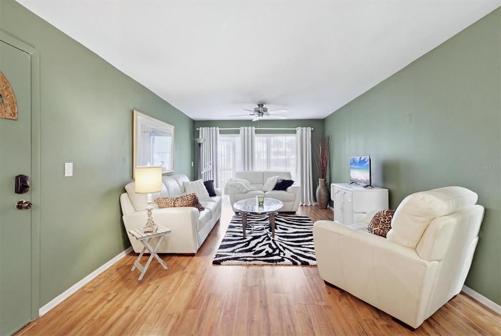 For Sale: $154,000 (1 beds, 1 baths, 714 Square Feet)