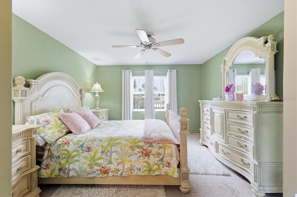 For Sale: $154,000 (1 beds, 1 baths, 714 Square Feet)