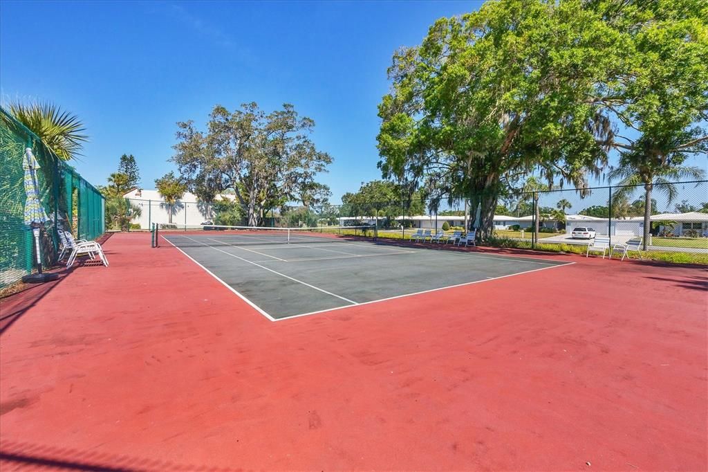 For Sale: $154,000 (1 beds, 1 baths, 714 Square Feet)