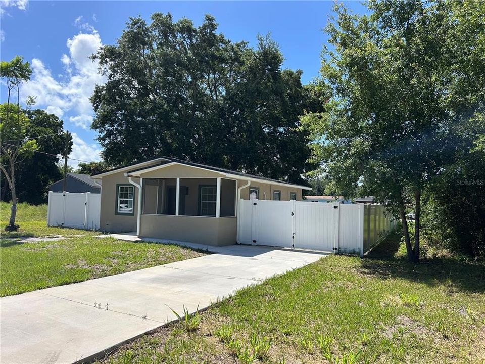 For Sale: $144,900 (2 beds, 1 baths, 720 Square Feet)