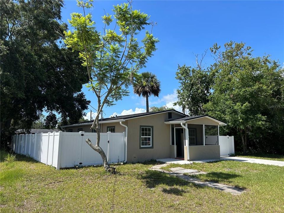 For Sale: $144,900 (2 beds, 1 baths, 720 Square Feet)