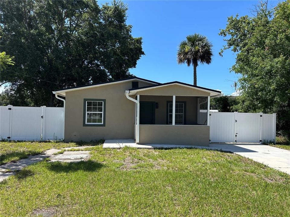 For Sale: $144,900 (2 beds, 1 baths, 720 Square Feet)