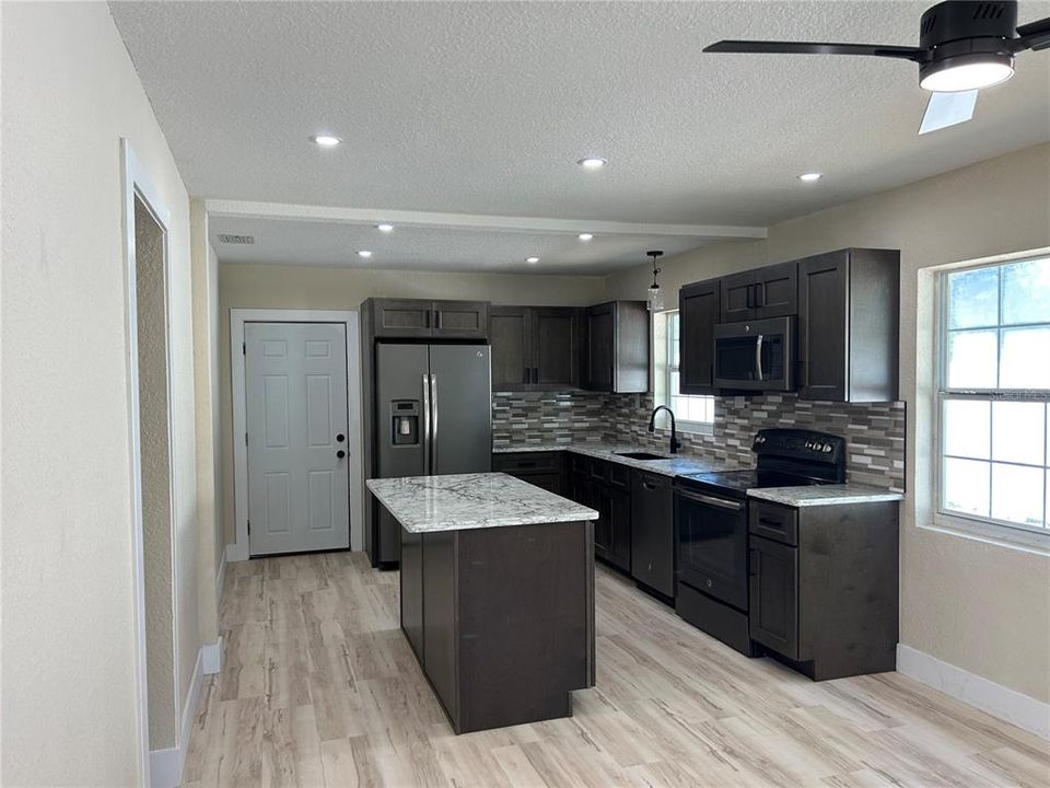 For Sale: $144,900 (2 beds, 1 baths, 720 Square Feet)