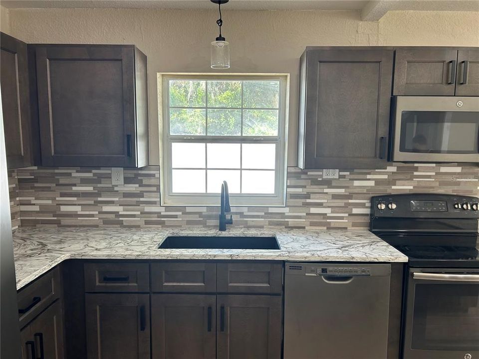 For Sale: $144,900 (2 beds, 1 baths, 720 Square Feet)