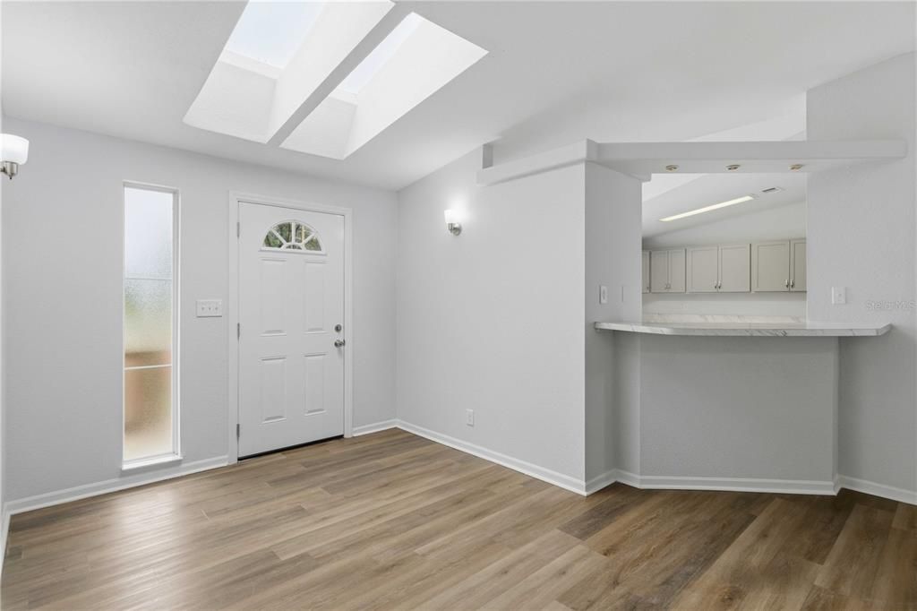 En Venta: $249,900 (4 camas, 2 baños, 2100 Pies cuadrados)