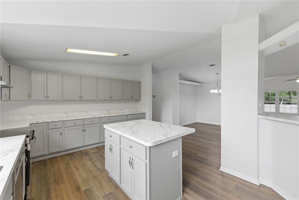 En Venta: $249,900 (4 camas, 2 baños, 2100 Pies cuadrados)
