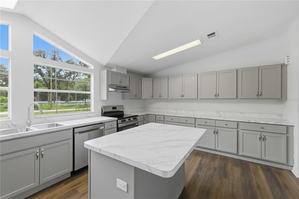 En Venta: $249,900 (4 camas, 2 baños, 2100 Pies cuadrados)