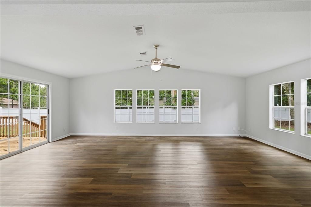 En Venta: $249,900 (4 camas, 2 baños, 2100 Pies cuadrados)