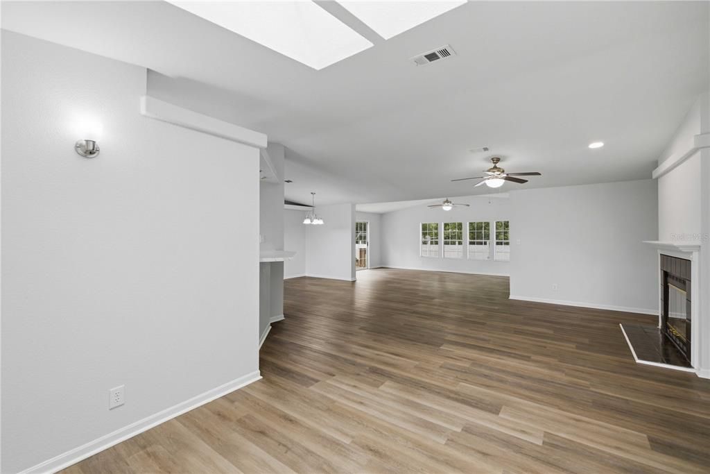 En Venta: $249,900 (4 camas, 2 baños, 2100 Pies cuadrados)