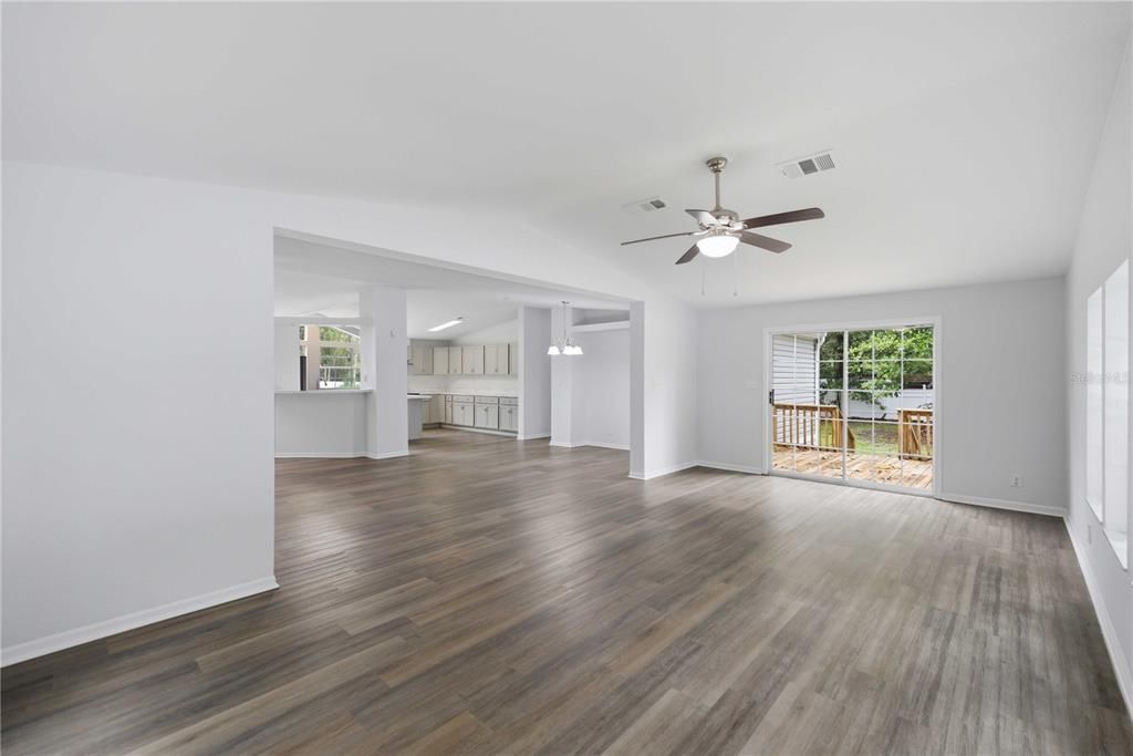 En Venta: $249,900 (4 camas, 2 baños, 2100 Pies cuadrados)