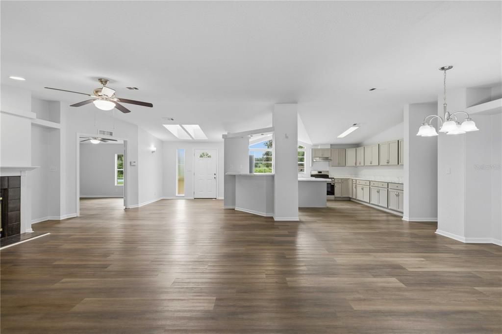 En Venta: $249,900 (4 camas, 2 baños, 2100 Pies cuadrados)