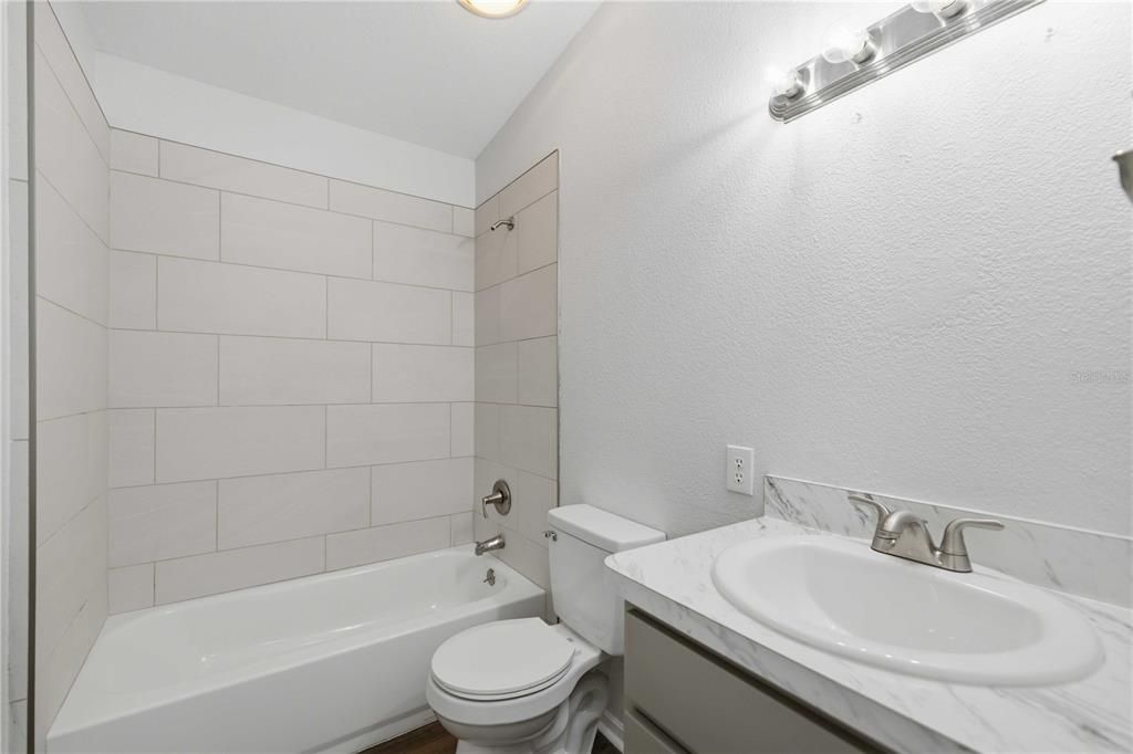 En Venta: $249,900 (4 camas, 2 baños, 2100 Pies cuadrados)