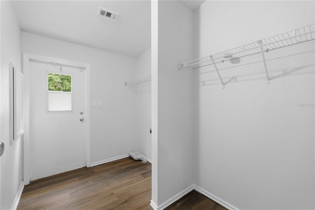 En Venta: $249,900 (4 camas, 2 baños, 2100 Pies cuadrados)