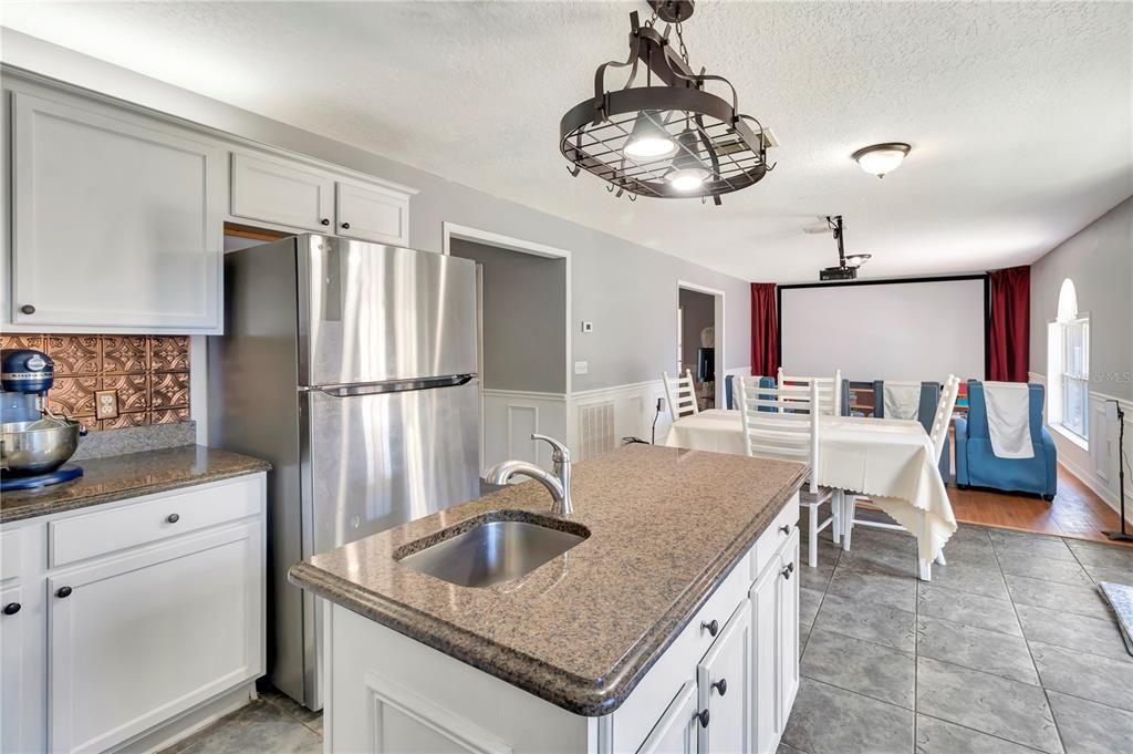 En Venta: $375,000 (4 camas, 2 baños, 2948 Pies cuadrados)