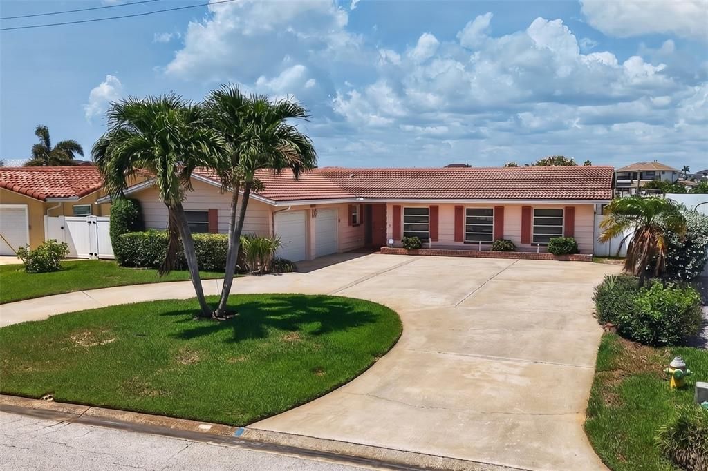 For Sale: $1,099,000 (4 beds, 2 baths, 1881 Square Feet)