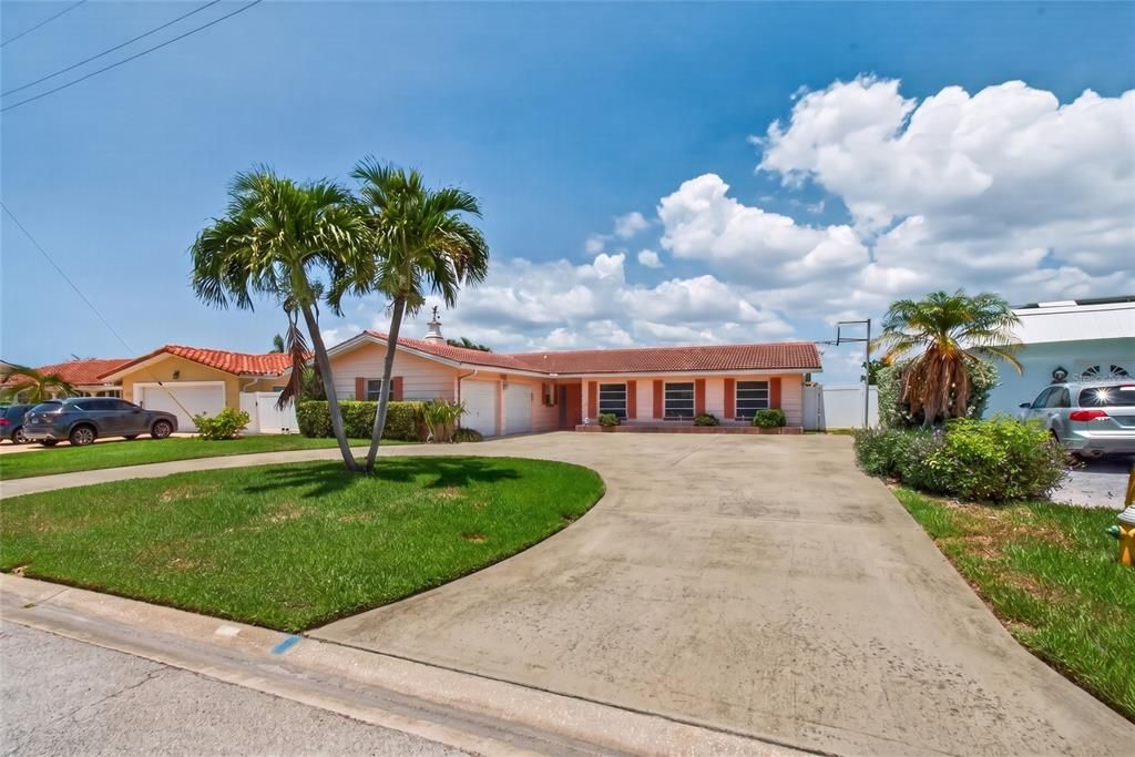 For Sale: $1,099,000 (4 beds, 2 baths, 1881 Square Feet)
