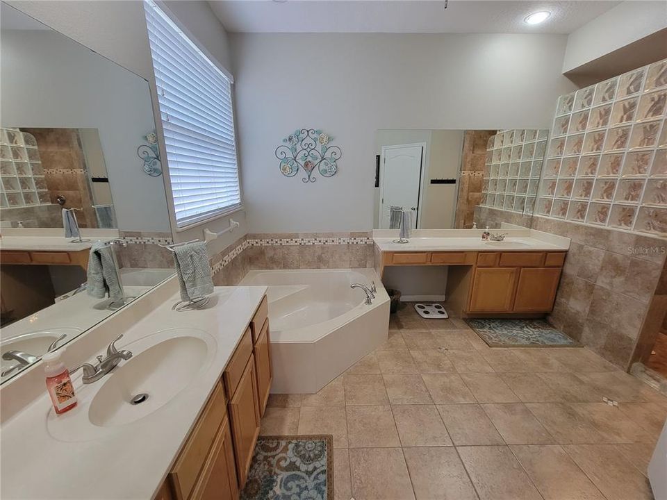 For Sale: $695,000 (5 beds, 3 baths, 3207 Square Feet)