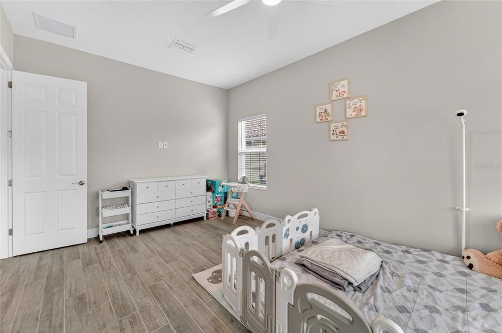 For Sale: $995,000 (5 beds, 4 baths, 4709 Square Feet)