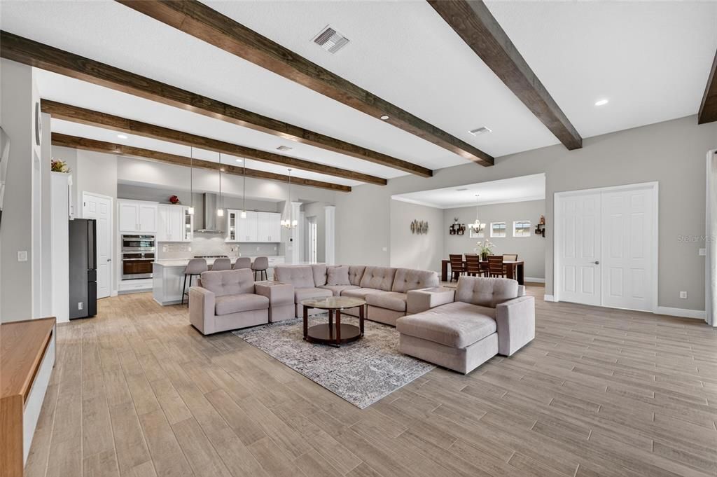 For Sale: $995,000 (5 beds, 4 baths, 4709 Square Feet)