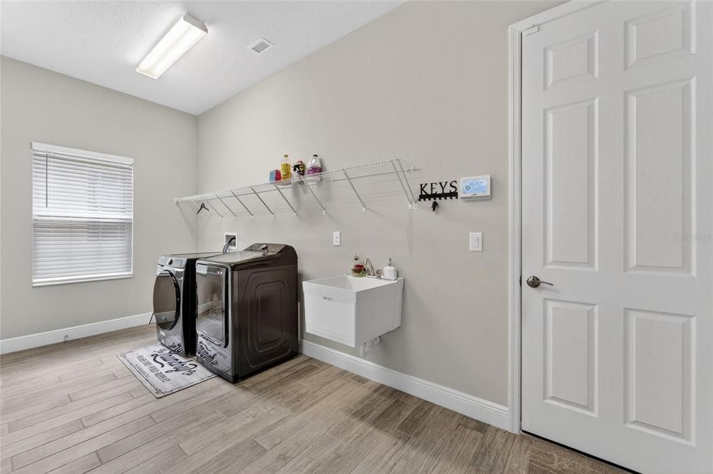For Sale: $995,000 (5 beds, 4 baths, 4709 Square Feet)