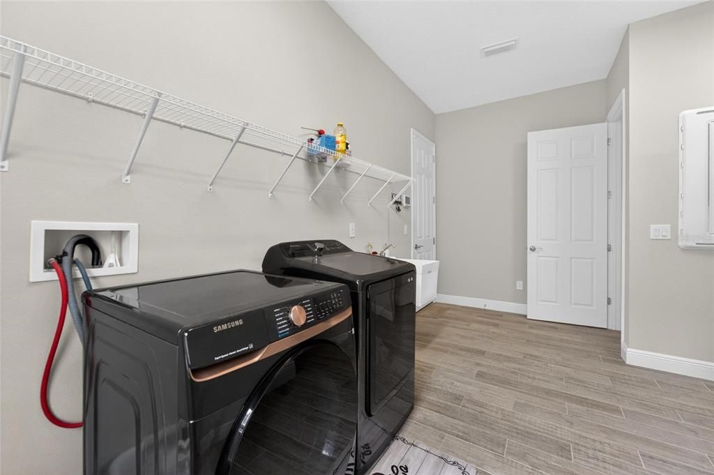 For Sale: $995,000 (5 beds, 4 baths, 4709 Square Feet)